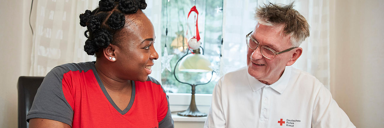 Ausbildung zur Pflegefachkraft DRK-Azubi und Fachanleiterin im Gespräch