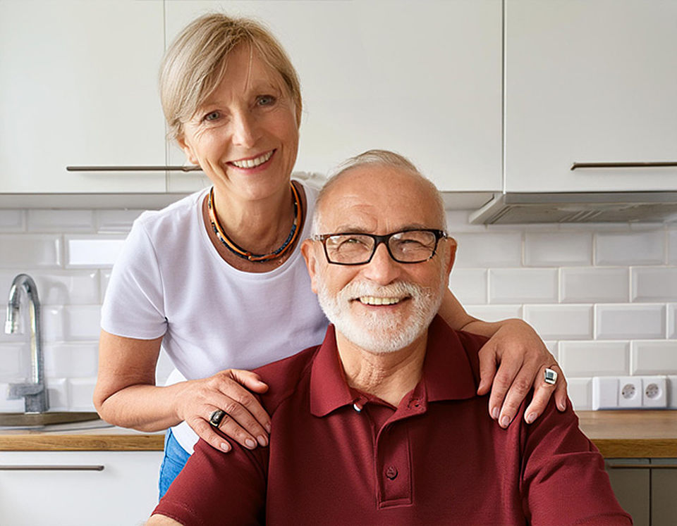 gut abgesichert auch zu zweit älteres Ehepaar lächelt